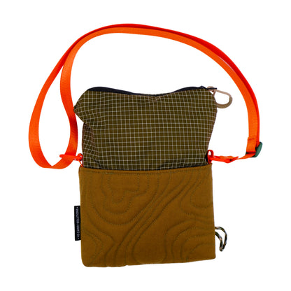 Topo Sling in Camel & Green 001